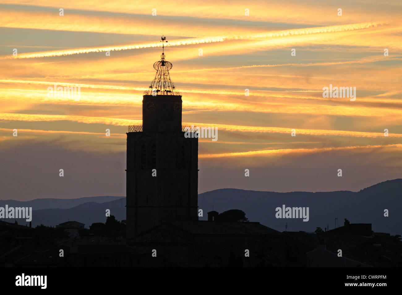 St Gervais campanile di una chiesa e il campanile a gabbia stagliano tramonto spettacolare Sky con jet trails Caux Languedoc Roussillon Francia Foto Stock