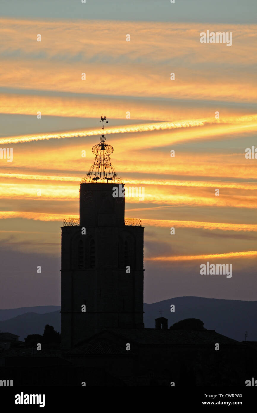 St Gervais campanile di una chiesa e il campanile a gabbia stagliano tramonto spettacolare Sky con jet trails Caux Languedoc Roussillon Francia Foto Stock