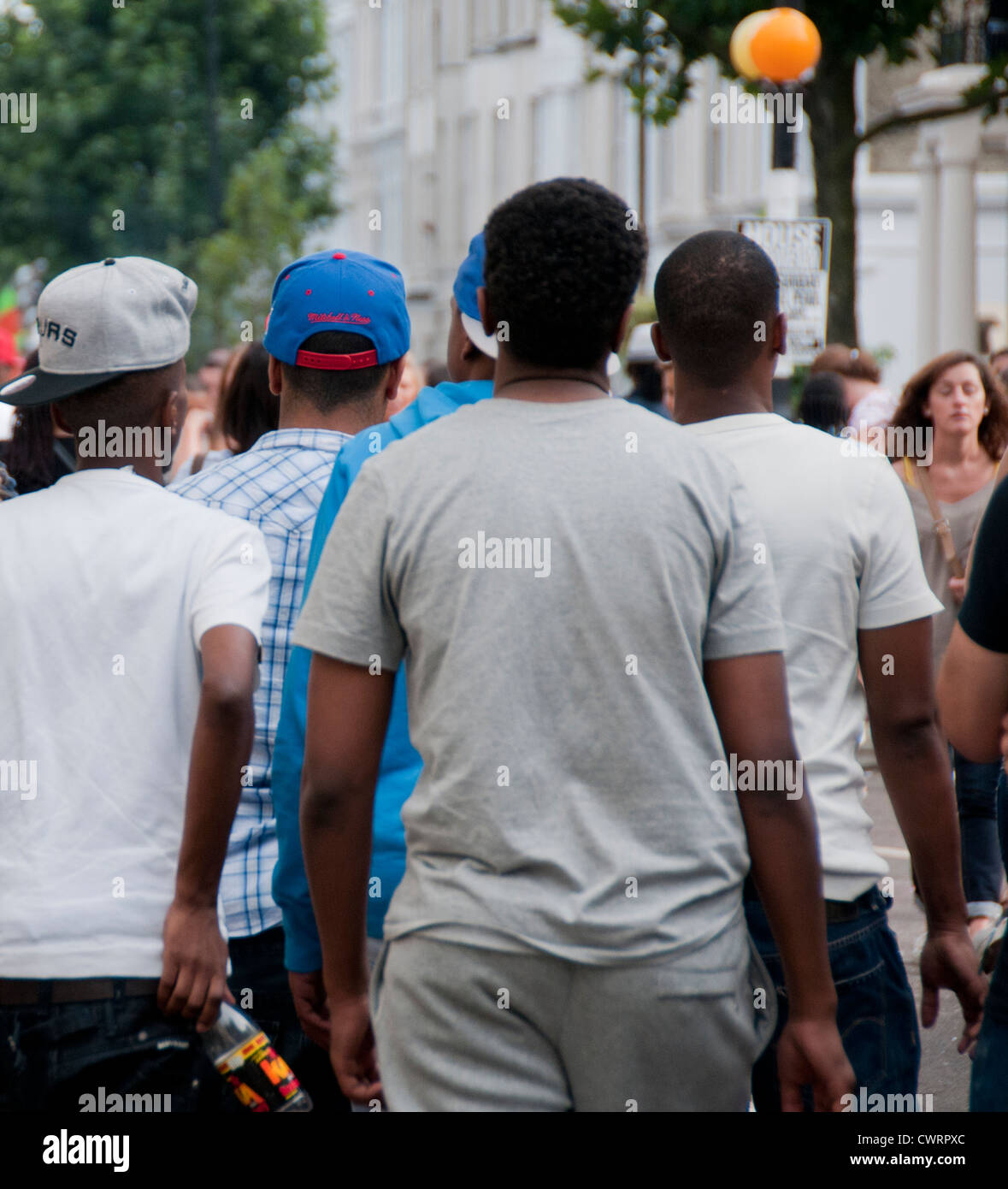 Gruppo di West Indian giovani nel West London street Foto Stock