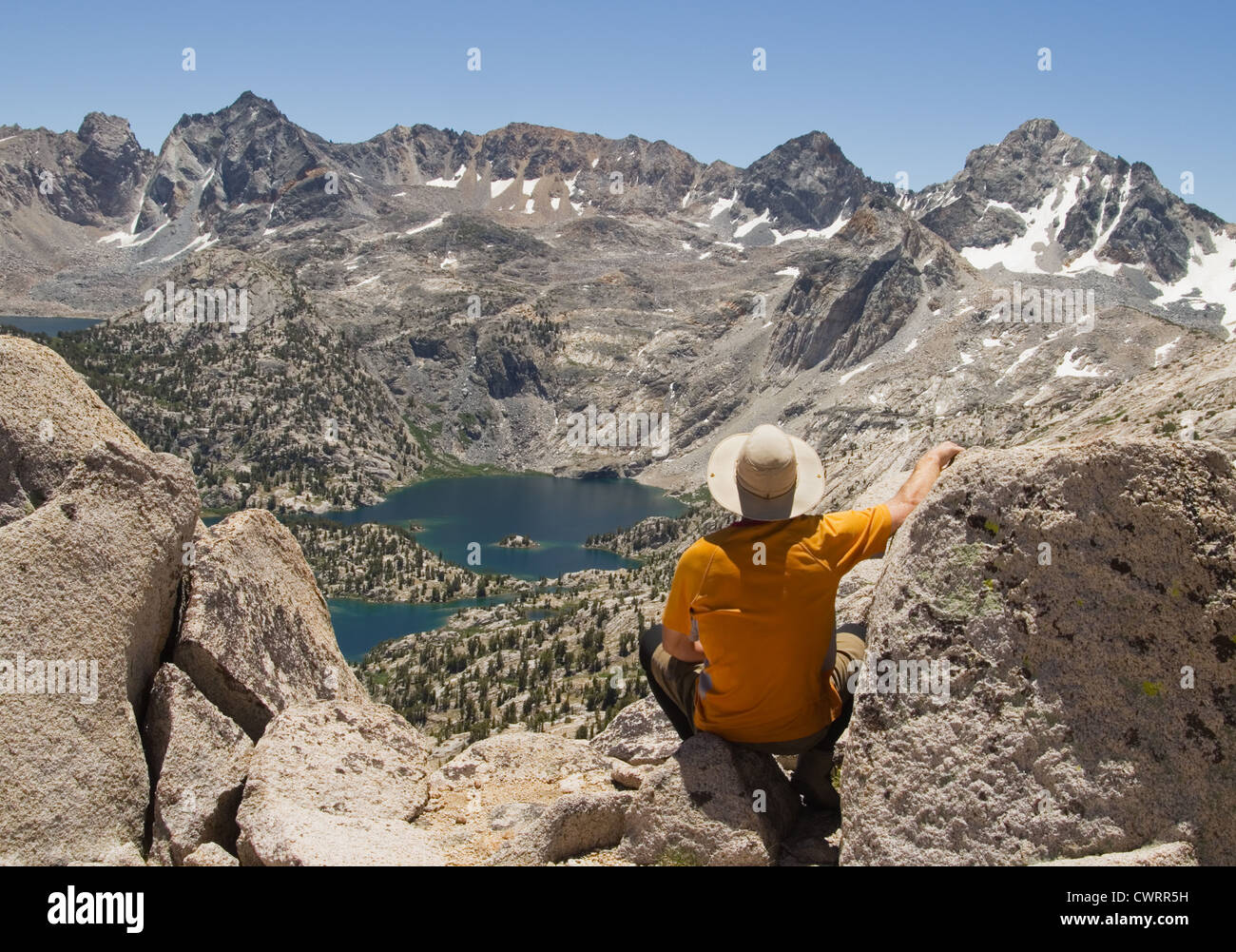 L uomo sulla sommità della cupola di aletta godendo di Rae Laghi si affacciano nelle montagne della Sierra Nevada Foto Stock