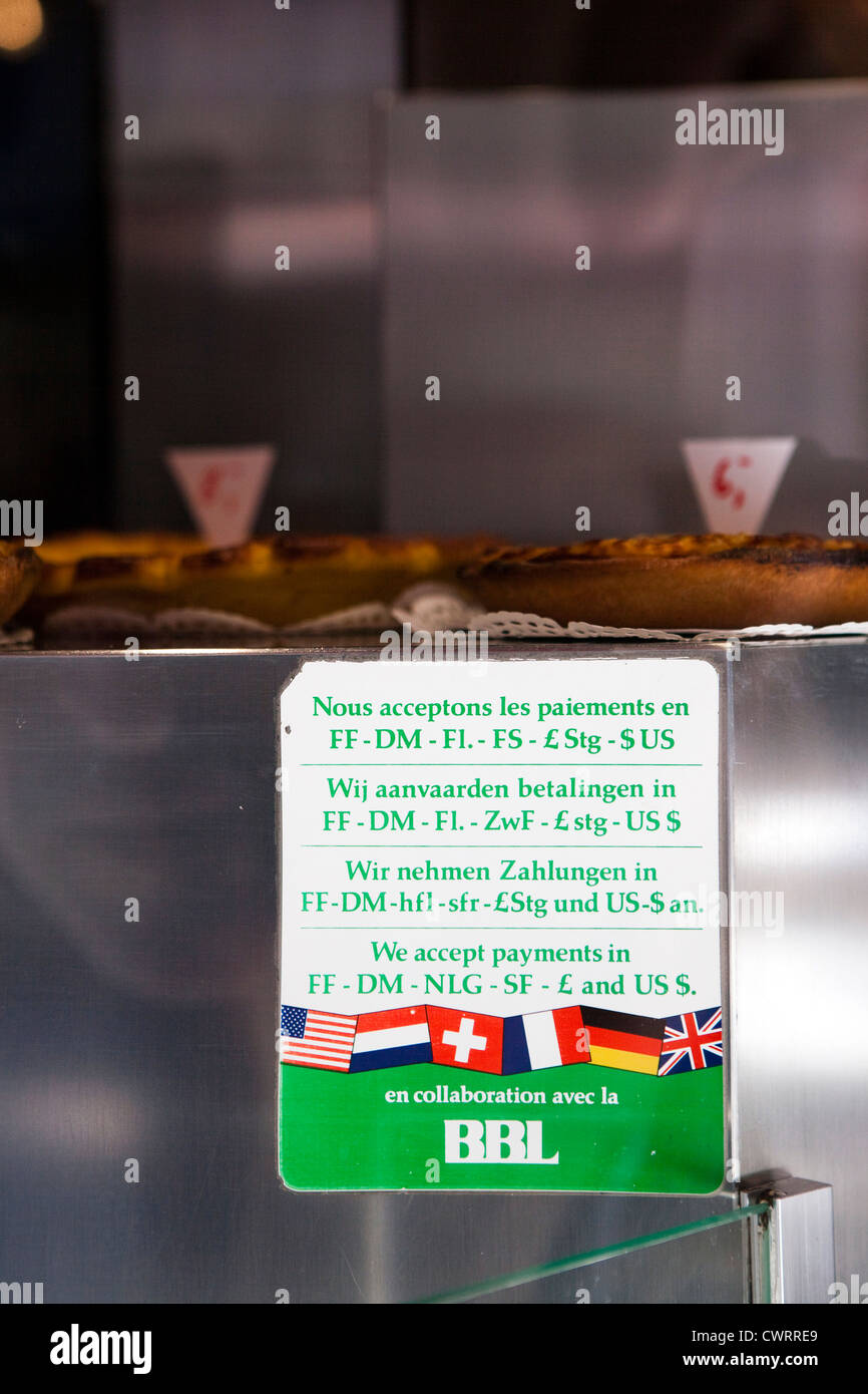 Simbolo della valuta nel panificio frigo di Liegi, in Belgio, offrendo la possibilità di pagare in più pre-euro valute Foto Stock