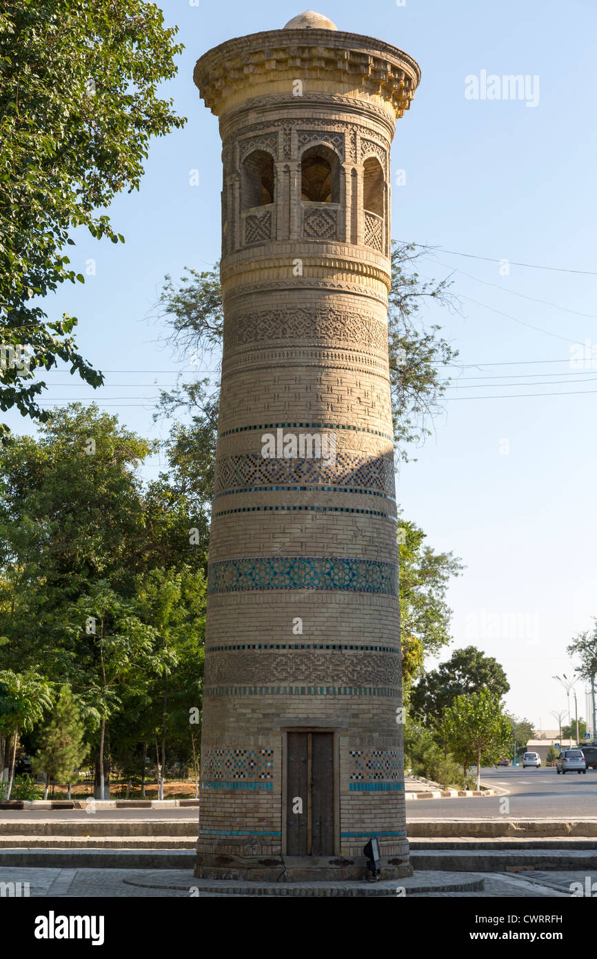 Il minareto di mattoni di Bala Hauz moschea, Bukhara, Uzbekistan Foto Stock