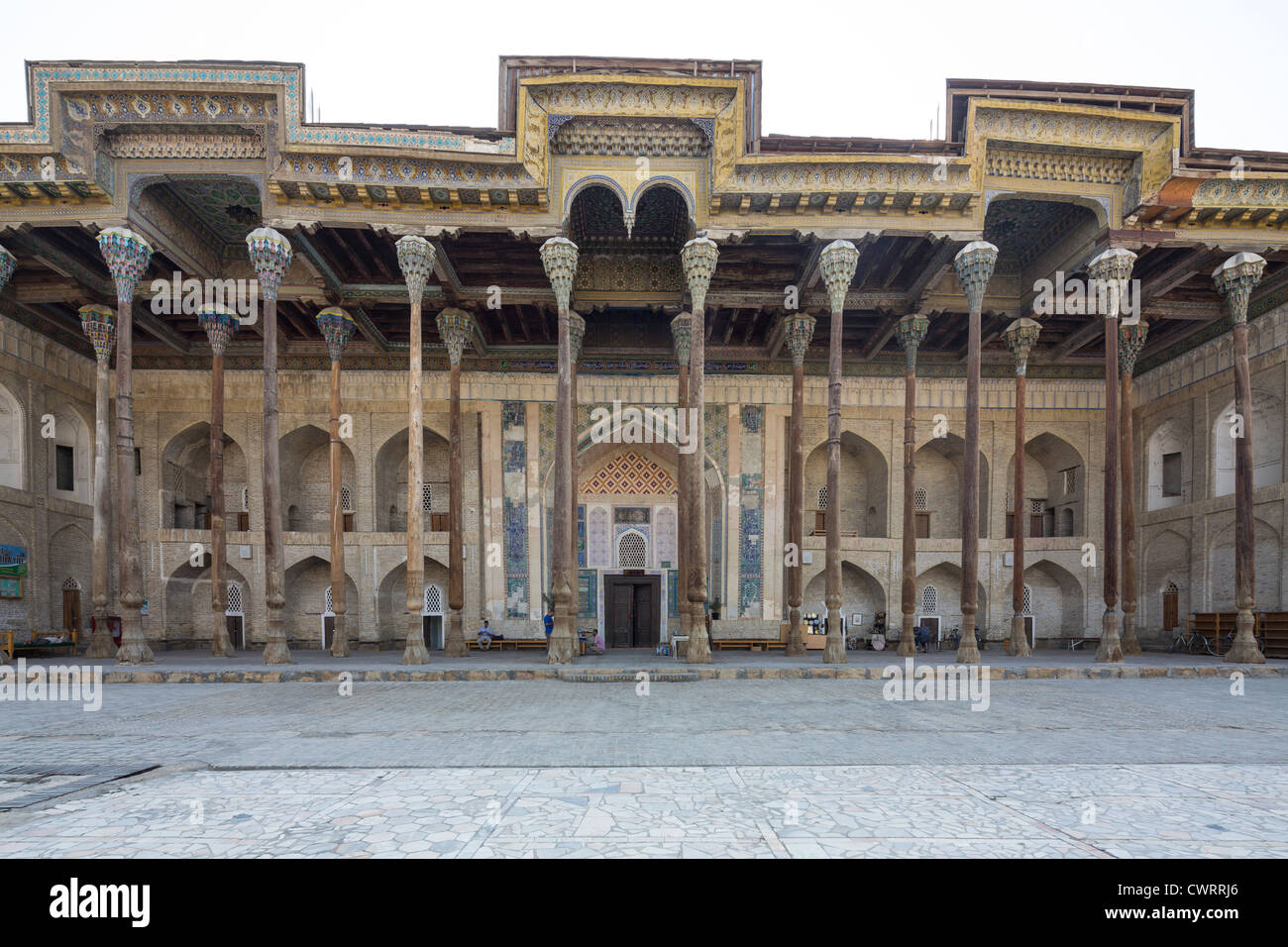 Veranda in Legno, Bala Hauz moschea, Bukhara, Uzbekistan Foto Stock