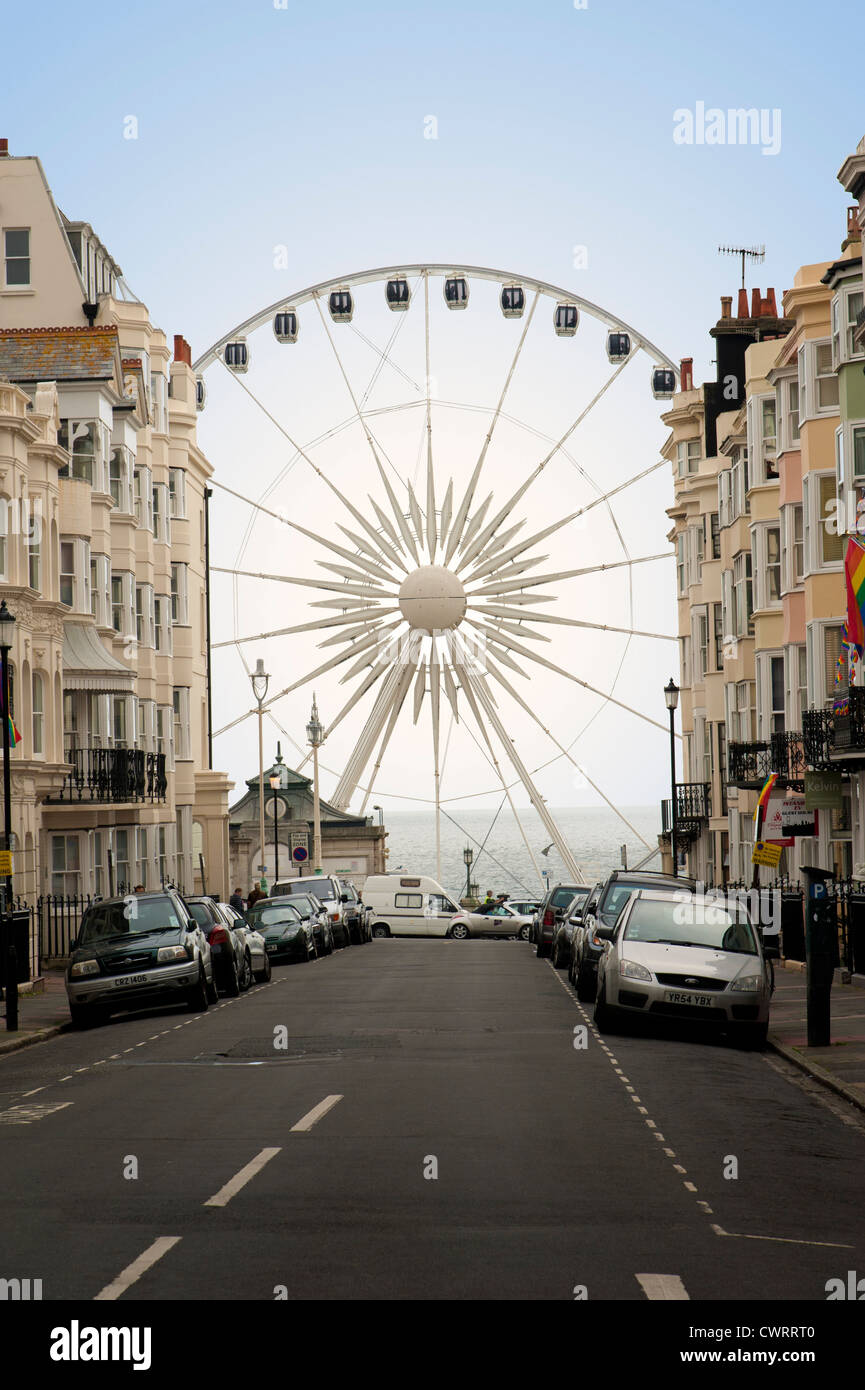 BRIGHTON ruota parzialmente oscurata, visto dal basso su un lato della strada in Kemptown, Brighton East Sussex England Regno Unito Foto Stock