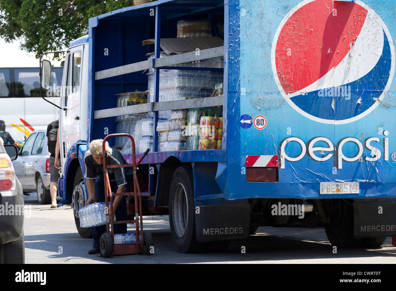 Pepsi-cola bevande analcoliche e acqua erogata e caricato pronto per la rivendita per i commercianti locali, sull'Isola di Rodi, Egeo, Foto Stock