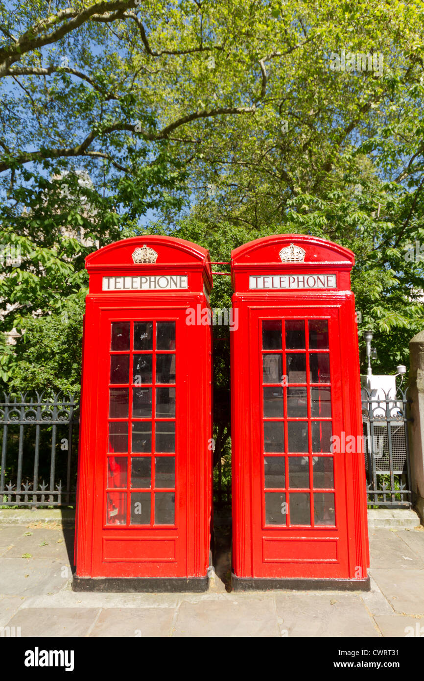 Dipinta di fresco London Telefono Rosso scatole Foto Stock