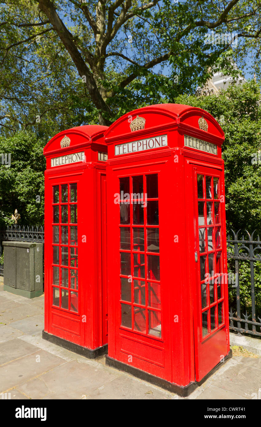 Dipinta di fresco London Telefono Rosso scatole Foto Stock