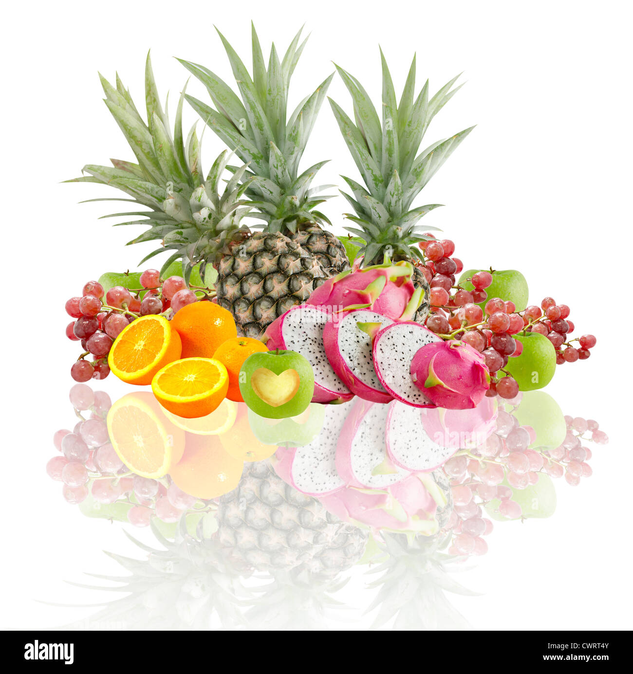 Nuovo mix frutti su sfondo bianco con la riflessione Foto Stock