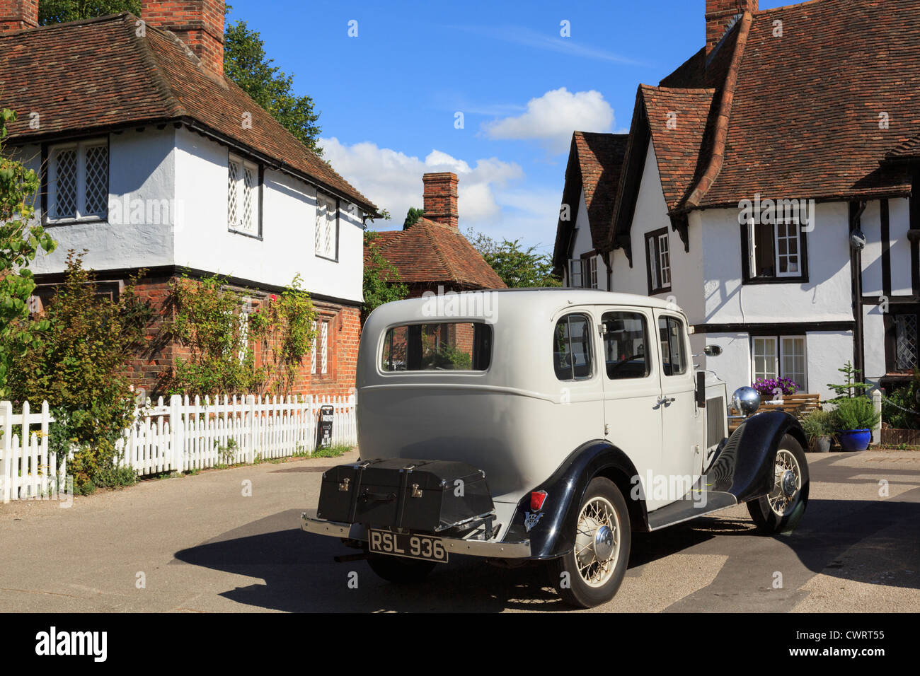 Vintage Daimler berlina nella storica e pittoresca Kentish village square a Chilham, Kent, Inghilterra, Regno Unito, Gran Bretagna Foto Stock