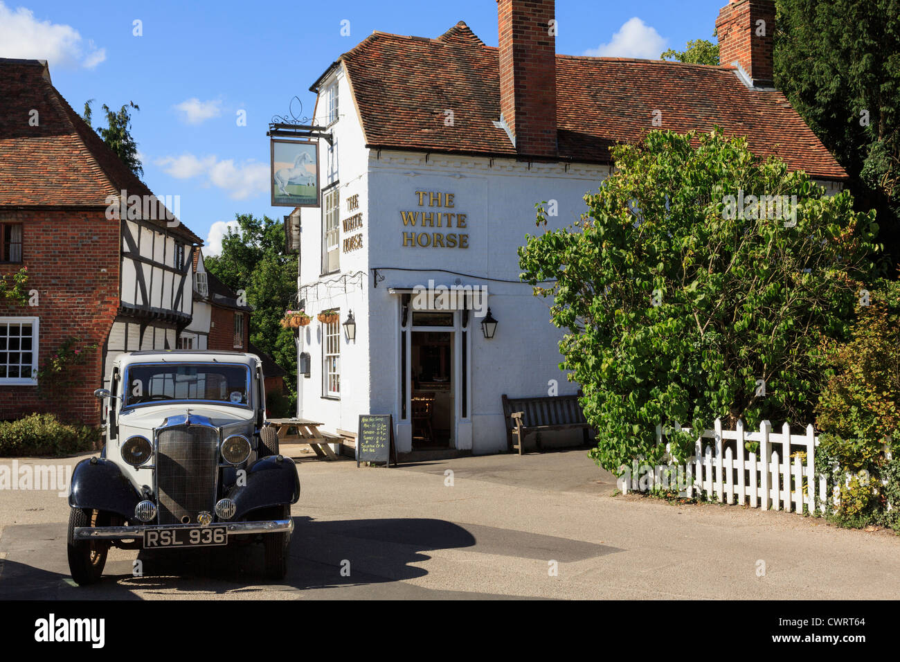 Vintage auto Daimler dal White Horse pub nella storica piazza del paese a Chilham, Kent, Inghilterra, Regno Unito, Gran Bretagna Foto Stock