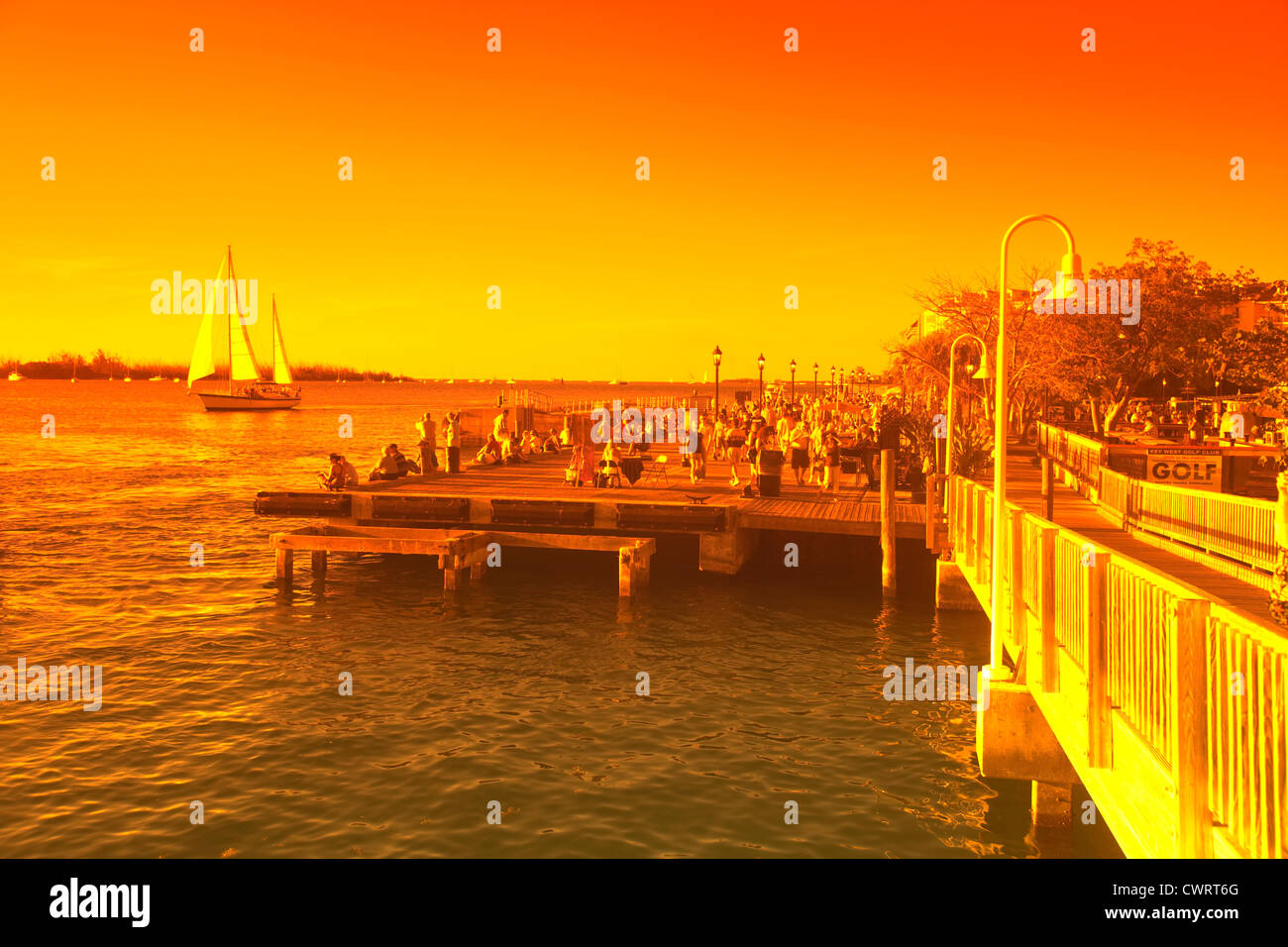 I turisti a guardare il tramonto Mallory Square centro storico quartiere storico di Key West Florida USA Foto Stock