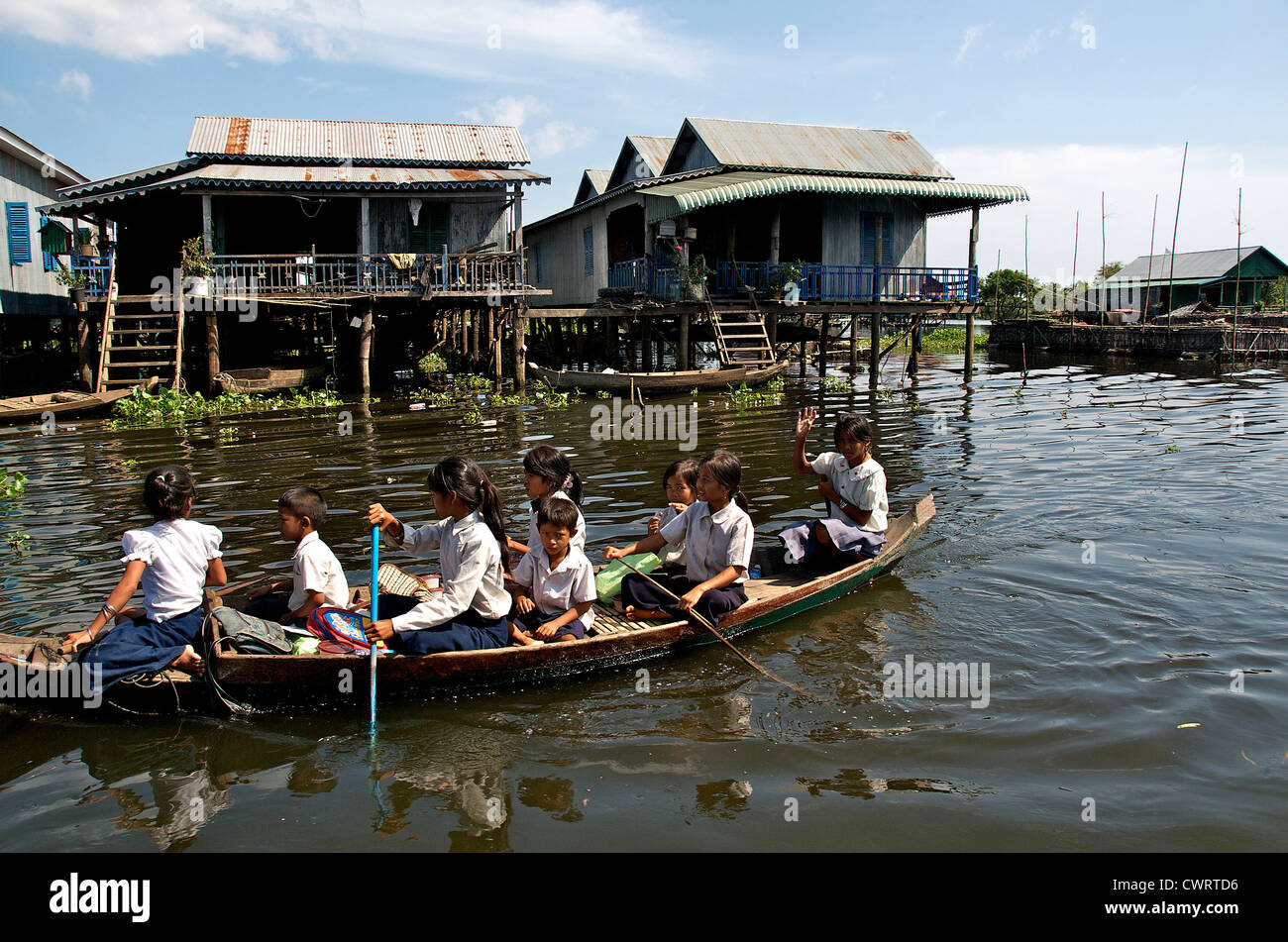 Scolari barca barca a remi di riga acqua lago Tonle Sap Foto Stock