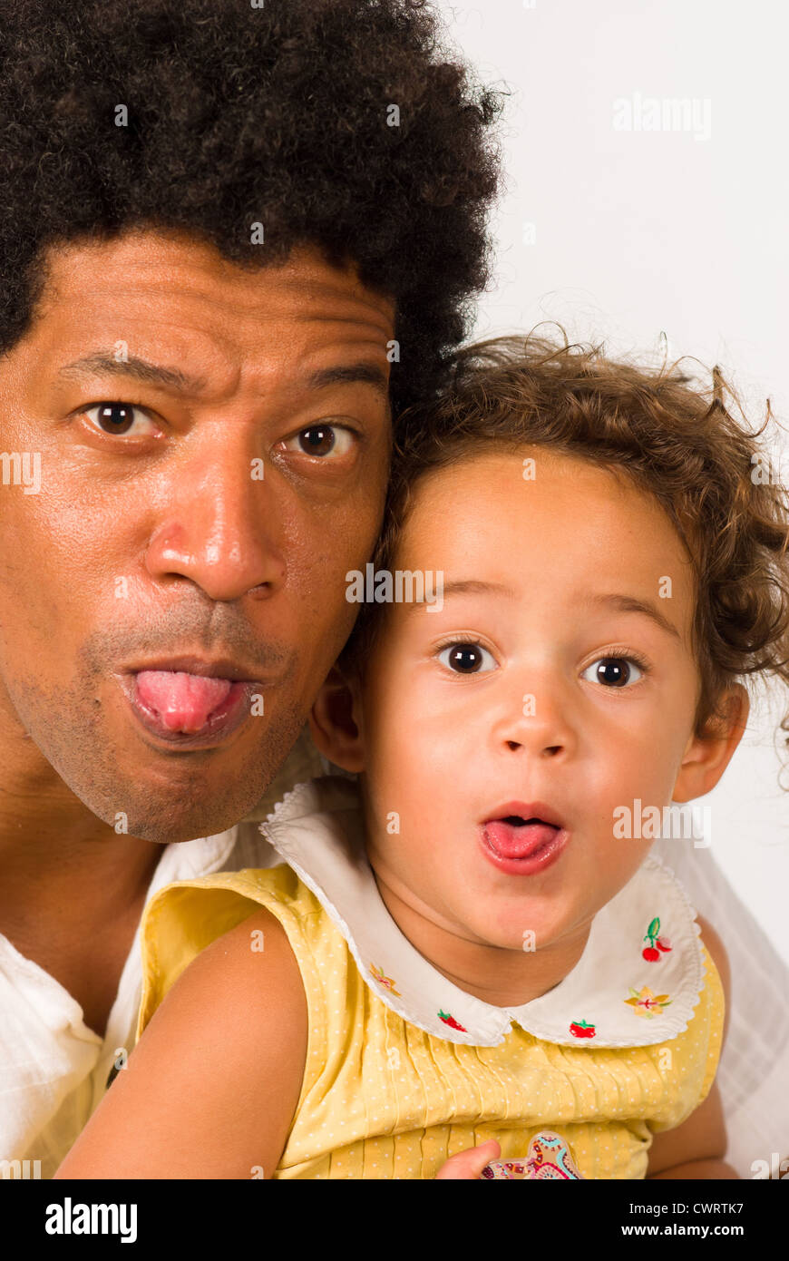 Una vera e propria naughty papà e figlia spuntavano tounge Foto Stock