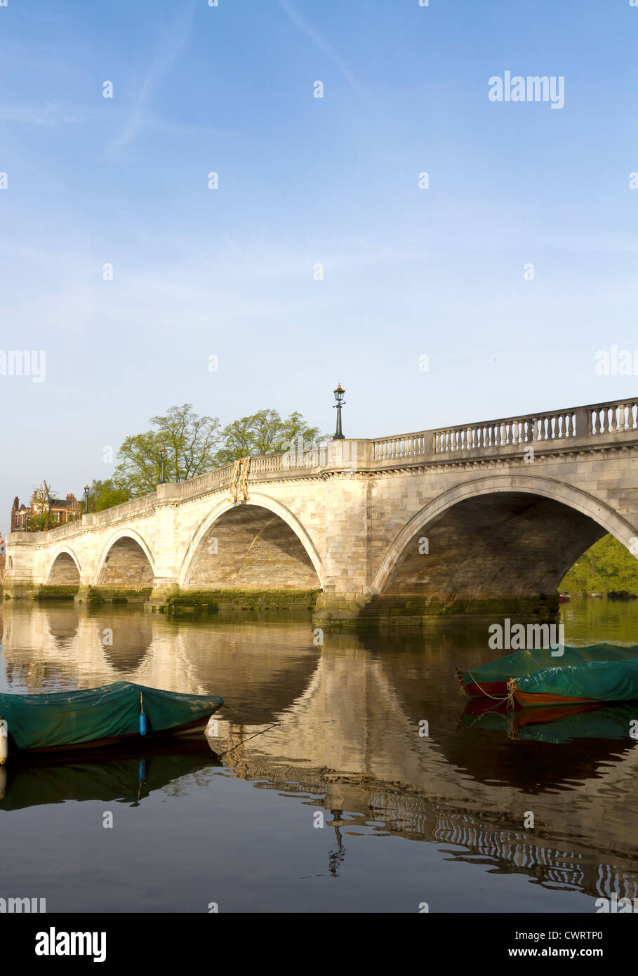 Richmond Bridge nella primavera del sole mattutino Foto Stock