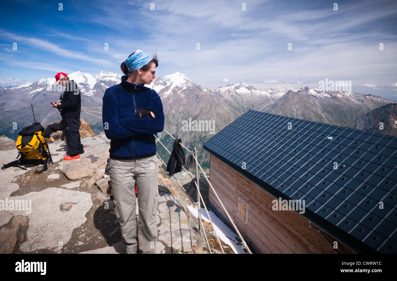 Due alpinisti presso la Capanna Mischabel (3340m) con i cieli blu nelle Alpi, Saas Fee svizzera. Foto Stock