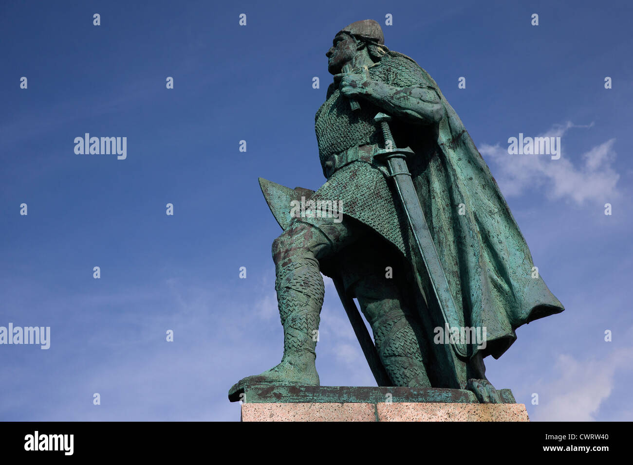 Statua della viking explorer, Leif Eriksson, al di fuori della Chiesa Hallgrimskirkja, Reykjavik, Islanda Foto Stock