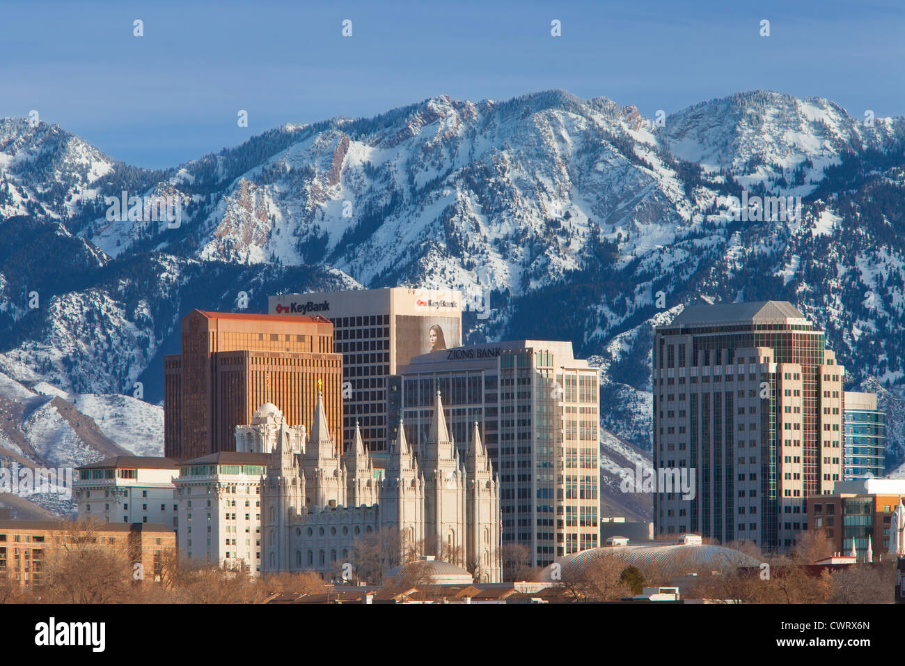 Il Tabernacolo di Mormon e gli edifici di Salt Lake City con le Wasatch Mountains Beyond, Utah, USA Foto Stock