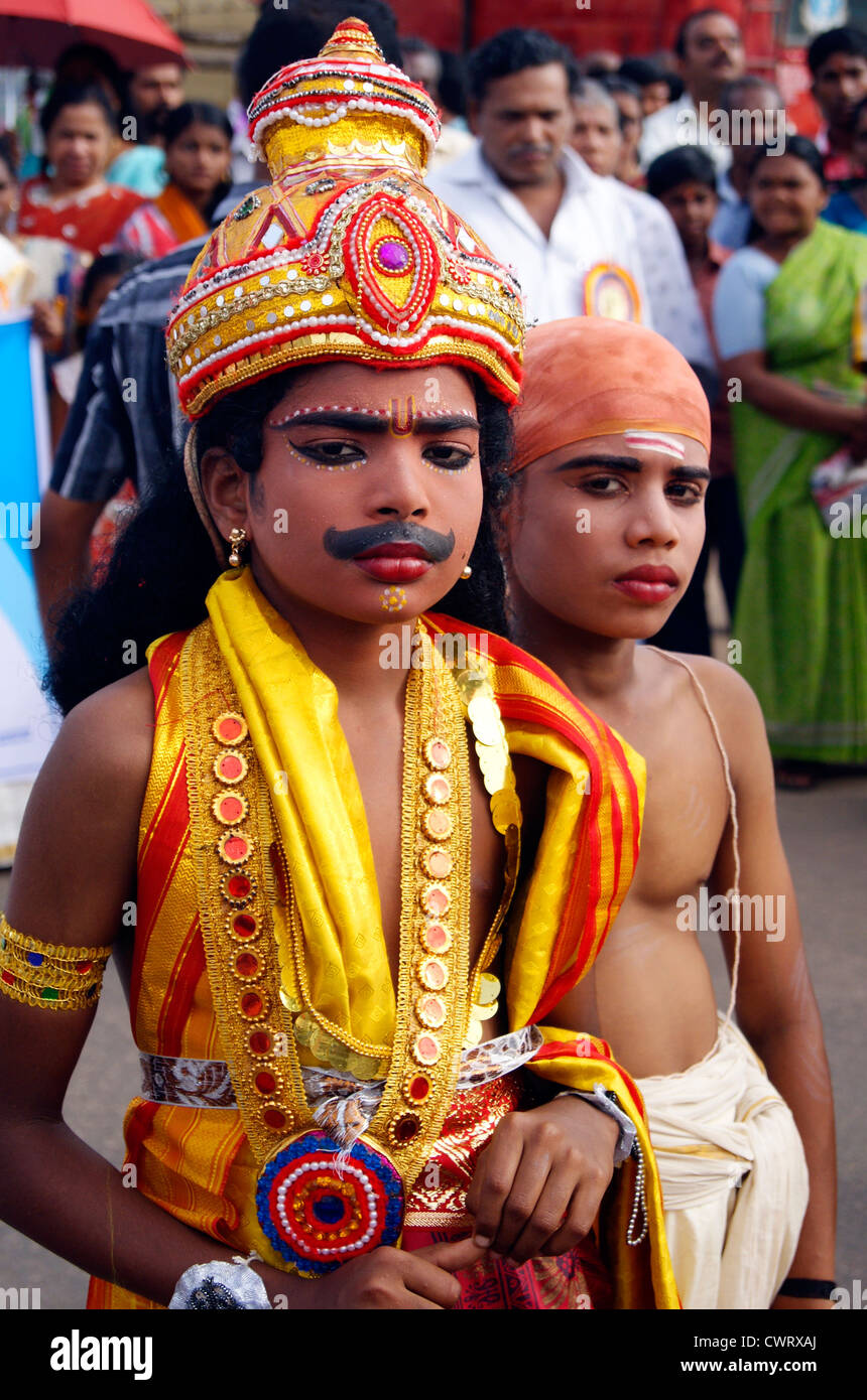 Onam Festival del Kerala India e i bambini vestiti come il leggendario re Mahabali (maveli) e Vamana (Signore Vamanan) Foto Stock