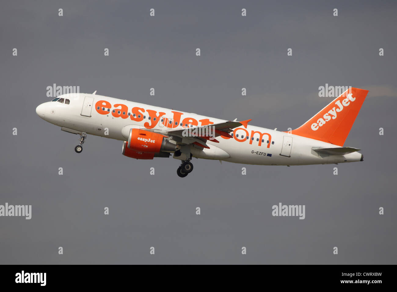 Easyjet Airbus A320 togliere all'Aeroporto di Manchester Foto Stock