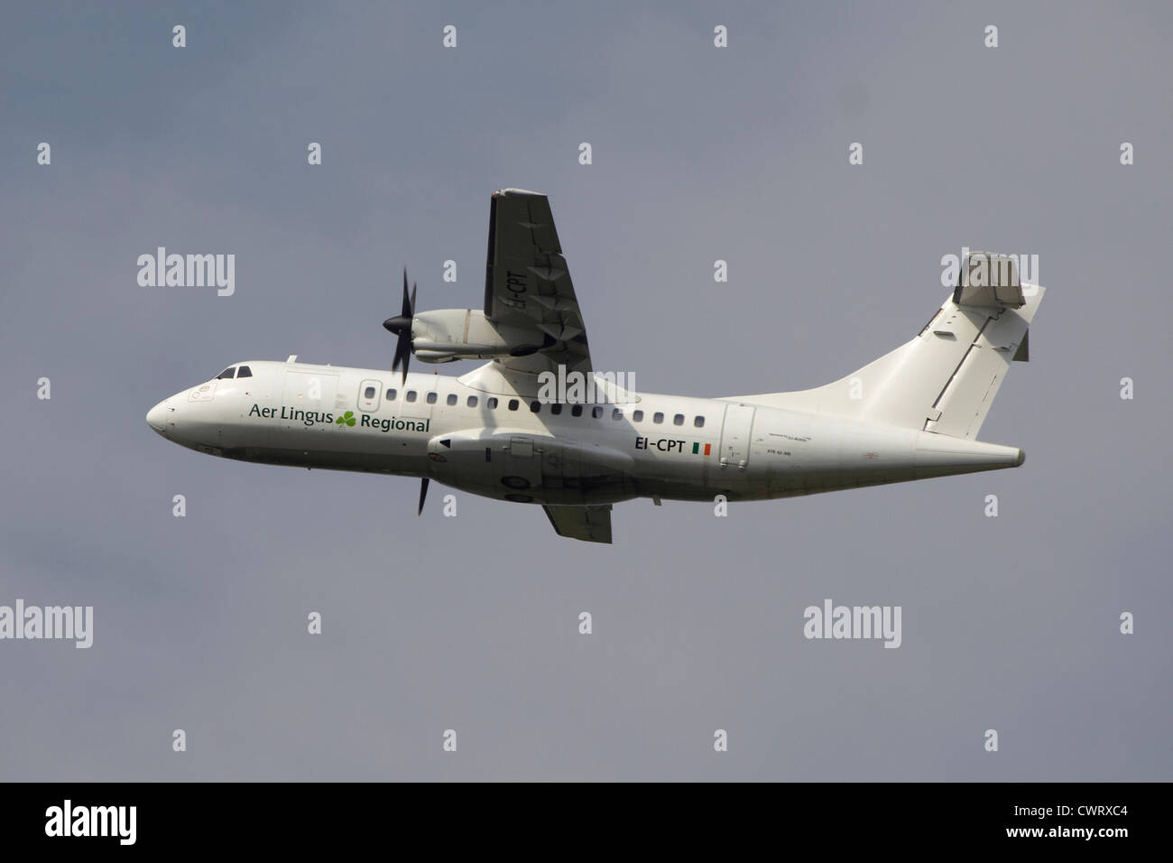 Aer Lingus regional Aer Arann ATR 42 - 300 togliere all'Aeroporto di Manchester Foto Stock