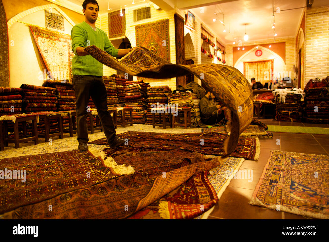 Un venditore di tappeti nel bazar di Ispahan Foto Stock