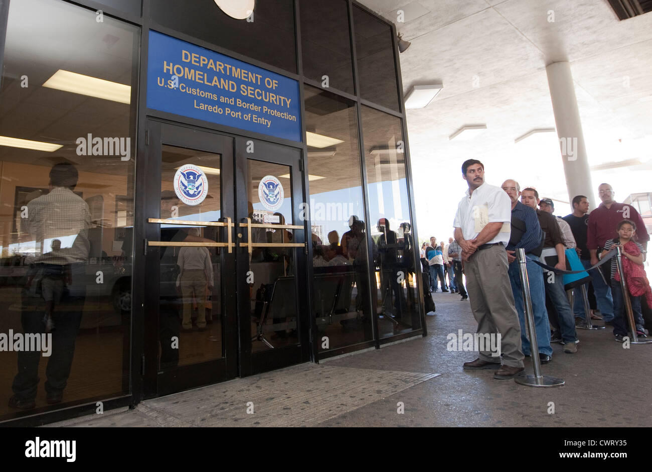 Gruppo della maggior parte di cittadini messicani di attendere in linea per mostrare la documentazione per entrare negli Stati Uniti e il Texas, Messico border crossing Foto Stock