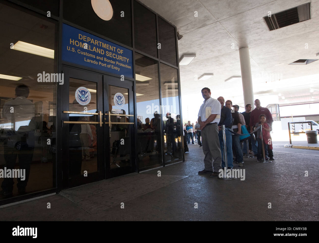 Gruppo della maggior parte di cittadini messicani di attendere in linea per mostrare la documentazione per entrare negli Stati Uniti e il Texas, Messico border crossing Foto Stock