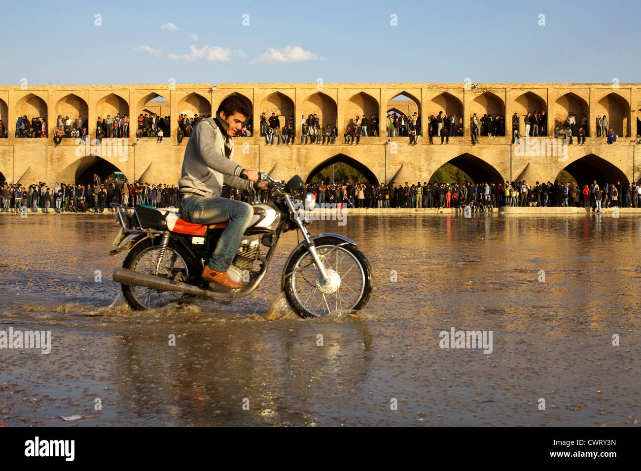 L'acqua sta tornando in Isfahan dopo il periodo secco Foto Stock