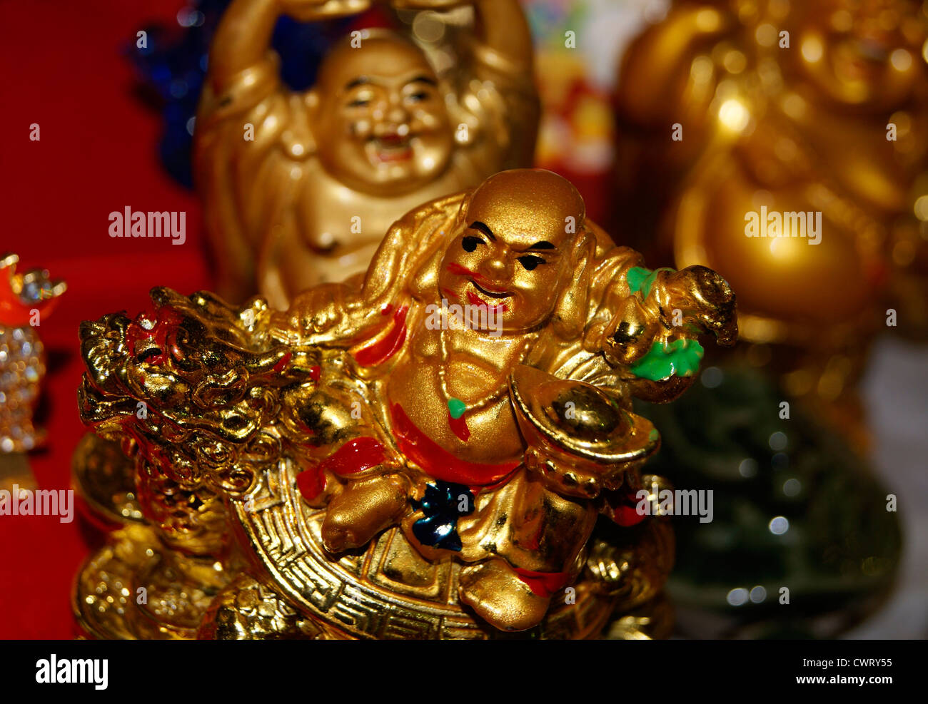 Il cinese Feng Shui Buddha ridere.Felice Golden statua del Buddha credevano di portare buona fortuna per la Cina credenze religiose Foto Stock