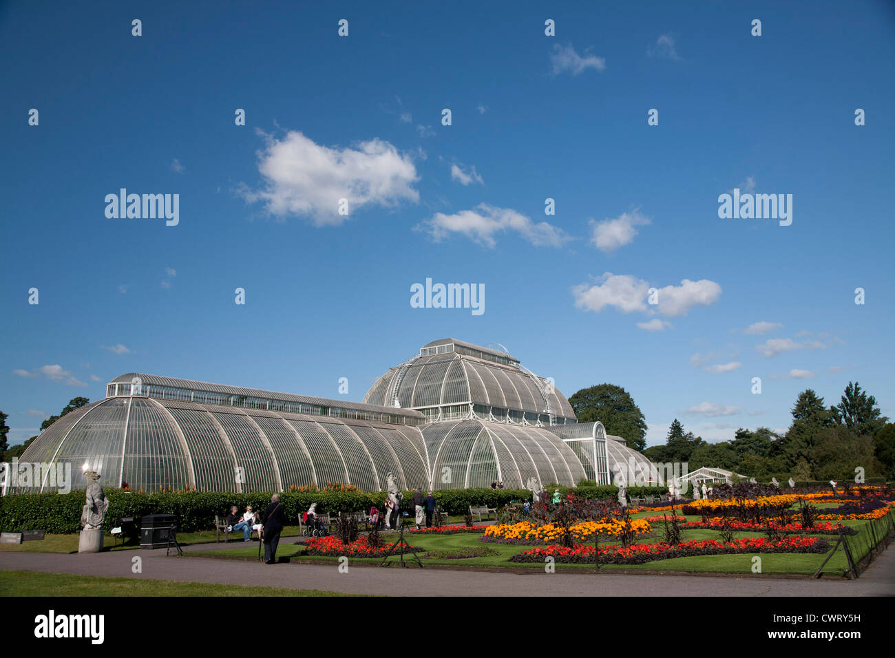 La Casa delle Palme Parterre con display floreali di circa 16.000 piante, Kew Royal Botanical Gardens, Richmond, Surrey, Inghilterra, GB, UK. Foto Stock