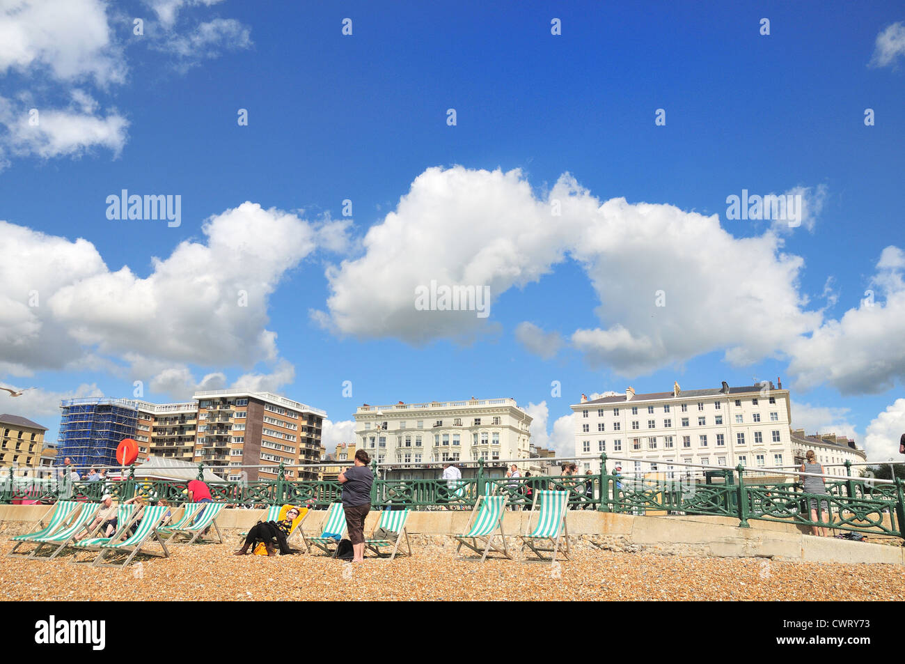 Persone rilassante sulla spiaggia di Brighton e Hove, Regno Unito Foto Stock