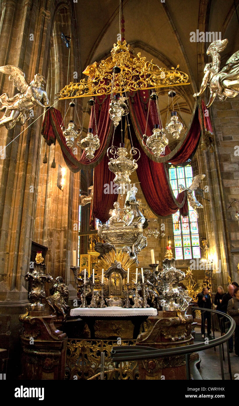 Tomba di San Giovanni di Nepomuk a Cattedrale di San Vito a Praga, Repubblica Ceca. Foto Stock