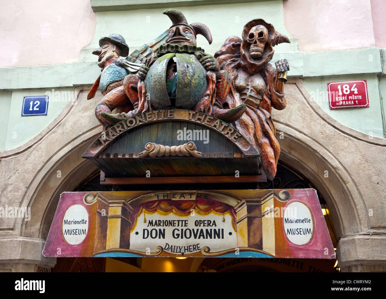 Praga, Repubblica Ceca: il Don Giovanni opera al Teatro delle Marionette è una popolare attrazione turistica in città vecchia.solo uso editoriale. Foto Stock