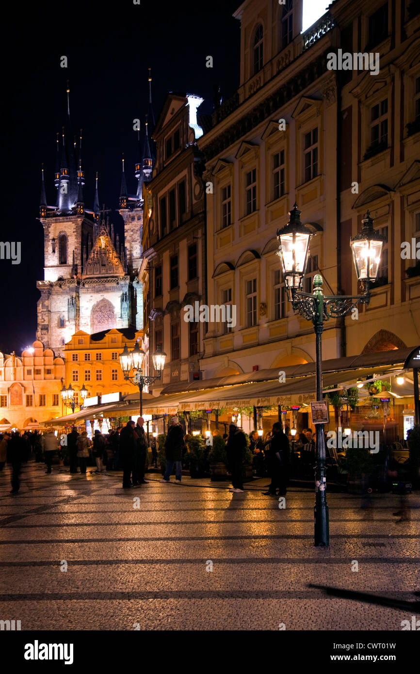 Praga, Repubblica Ceca: Piazza della Città Vecchia di notte, con la Chiesa di Santa Maria di Týn (Chiesa di Nostra Signora di Tyn) in background. Foto Stock