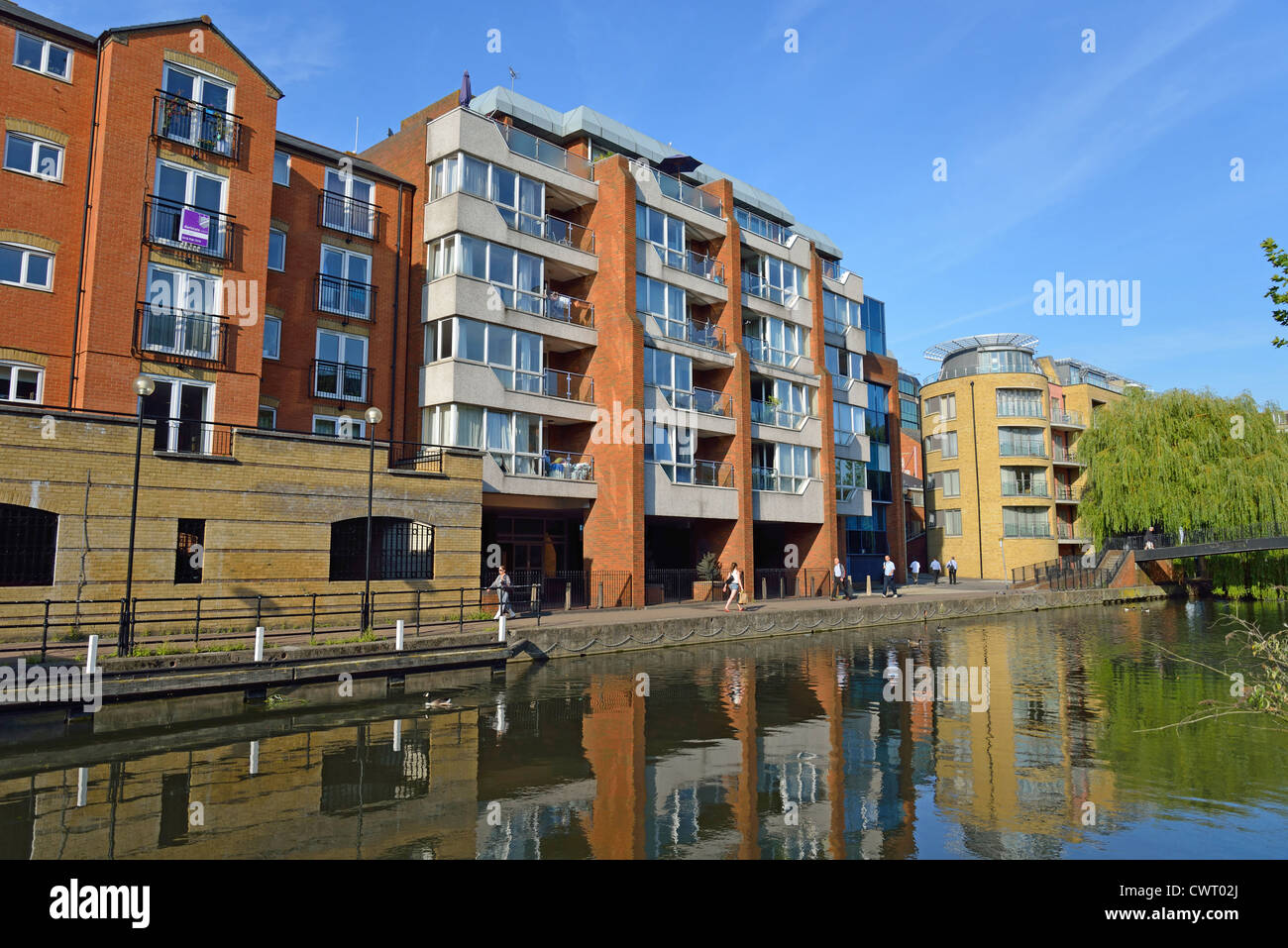 Edifici di appartamenti sul Santo Brook, Reading, Berkshire, Inghilterra, Regno Unito Foto Stock