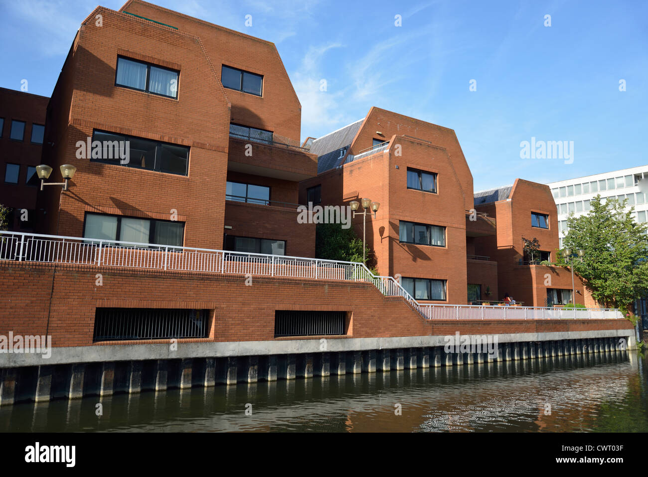 Edifici di appartamenti sul Santo Brook, Reading, Berkshire, Inghilterra, Regno Unito Foto Stock