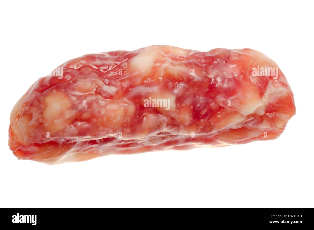 Rosso di carne per salsiccia isolato su bianco Foto Stock