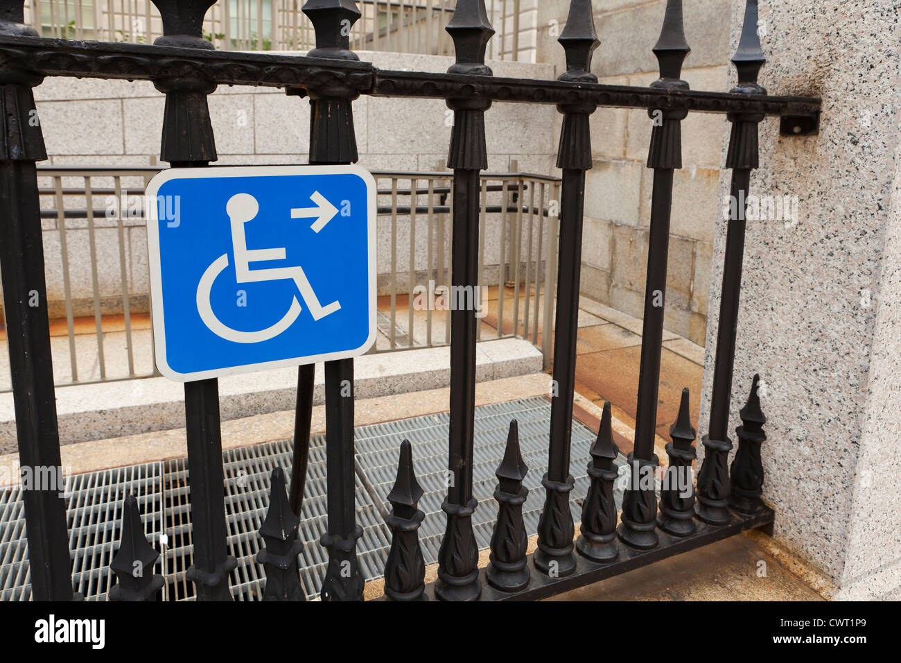 Ingresso disabili segno sulla recinzione Foto Stock