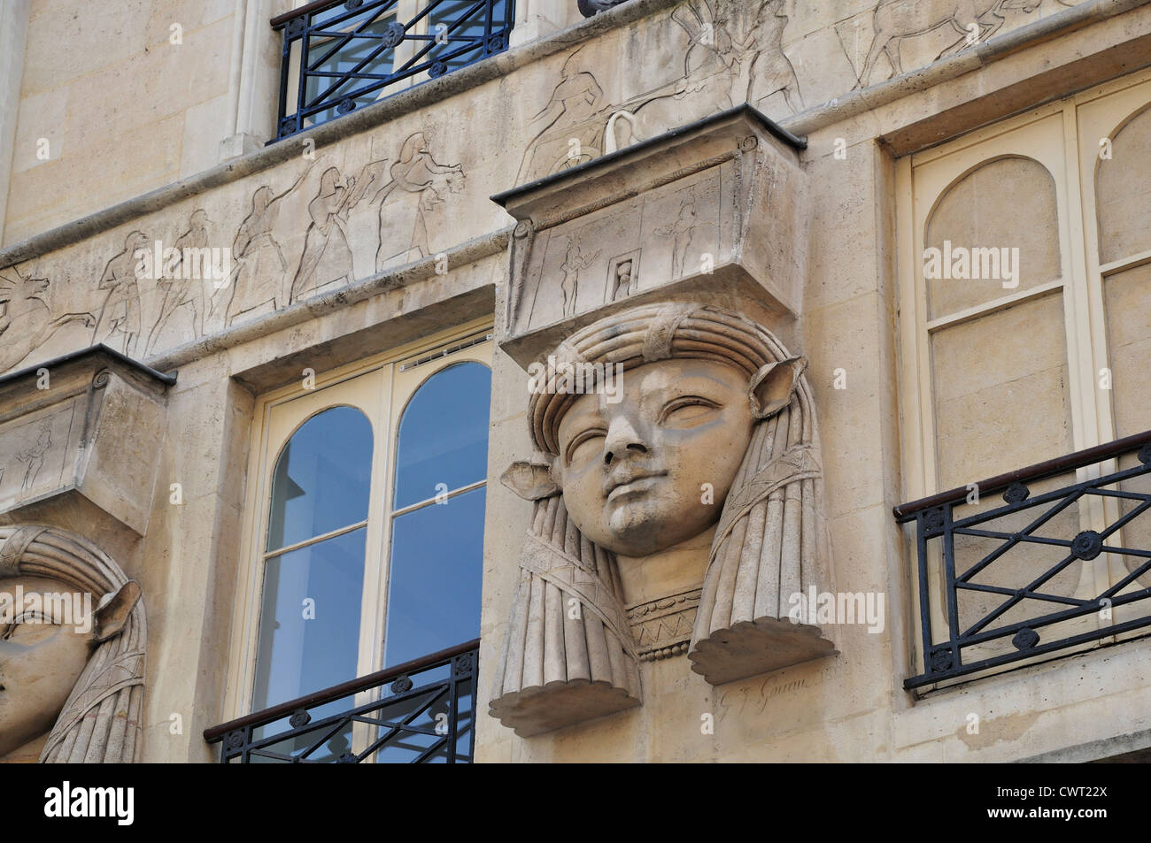 Parigi, Francia. Place du Caire, n. 2. Motivi egiziano al di sopra di entrata del passaggio du Caire - teste della dea Hathor Foto Stock