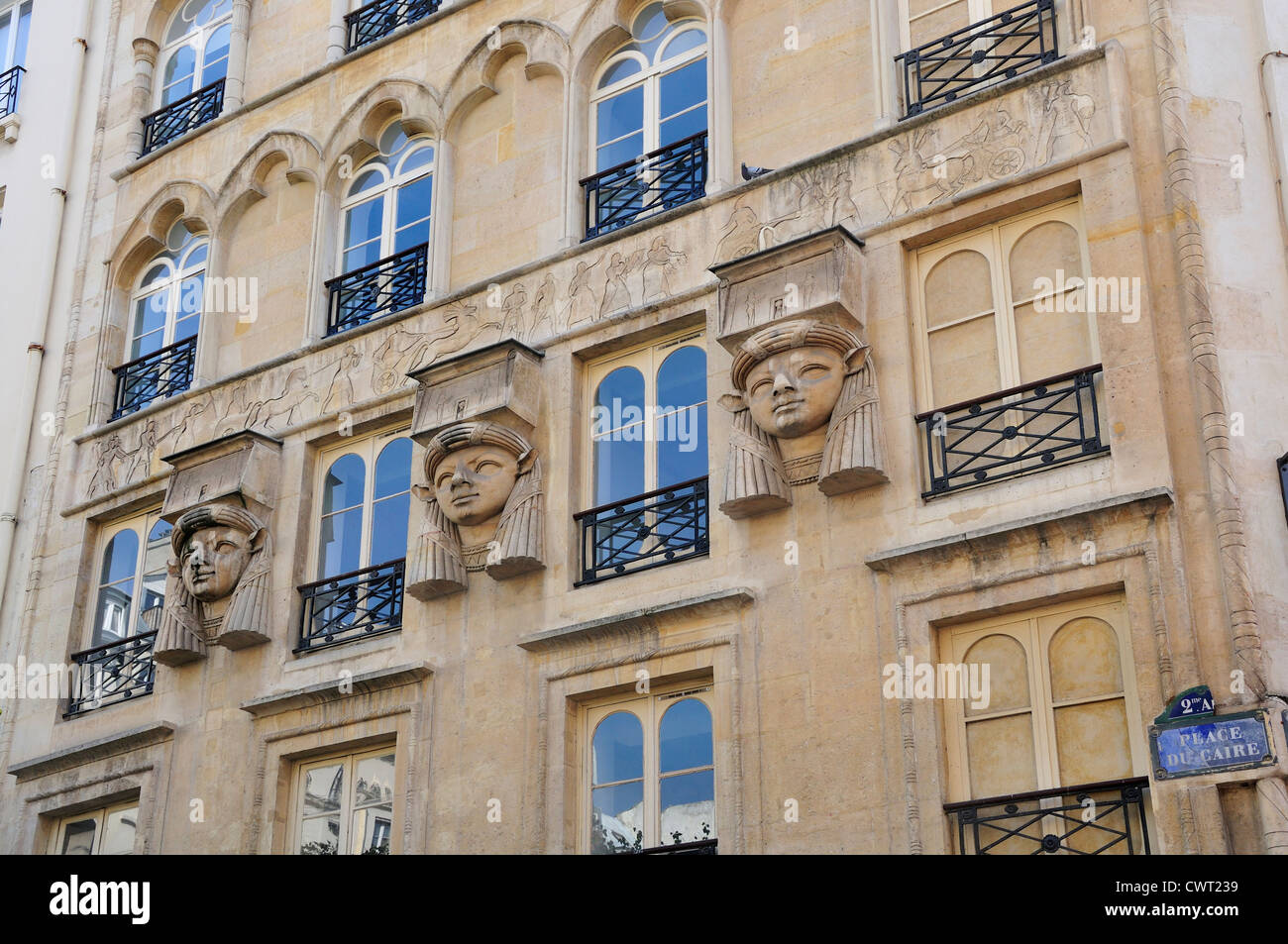 Parigi, Francia. Place du Caire, n. 2. Motivi egiziano al di sopra di entrata del passaggio du Caire - teste della dea Hathor Foto Stock