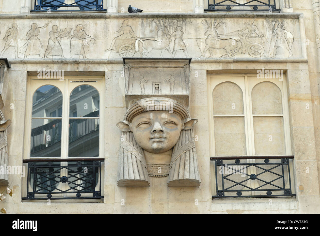 Parigi, Francia. Place du Caire, n. 2. Motivi egiziano al di sopra di entrata del passaggio du Caire - testa della dea Hathor Foto Stock