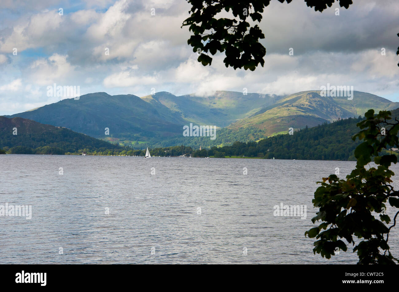 Windermere con Fairfield Horseshoe fells con barche a vela Foto Stock