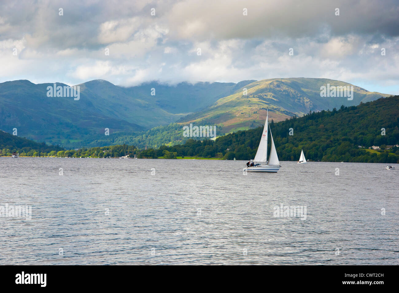 Windermere con Fairfield Horseshoe fells con barche a vela Foto Stock