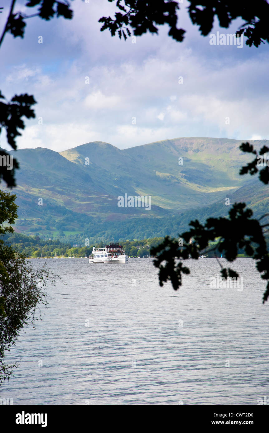 Windermere con Fairfield Horseshoe fells con barche a vela Foto Stock