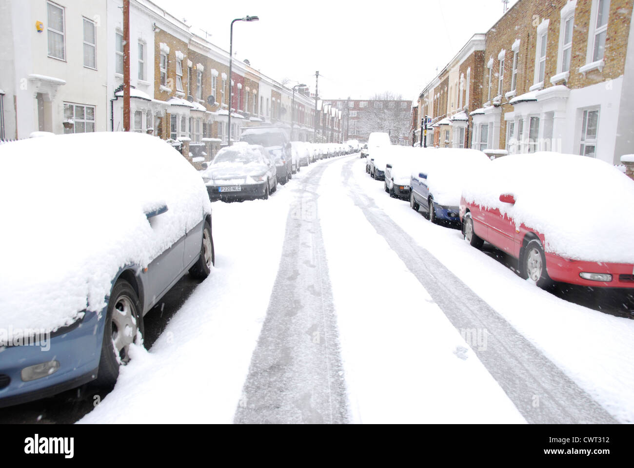 Coperta di neve di vetture in London street Foto Stock