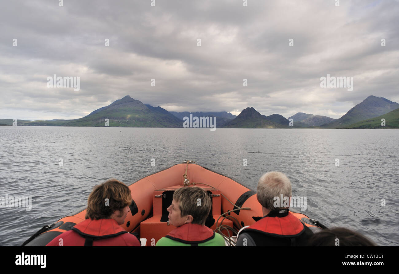 Barca della nervatura di prendere i turisti per la Cullin Hills da Elgol Foto Stock