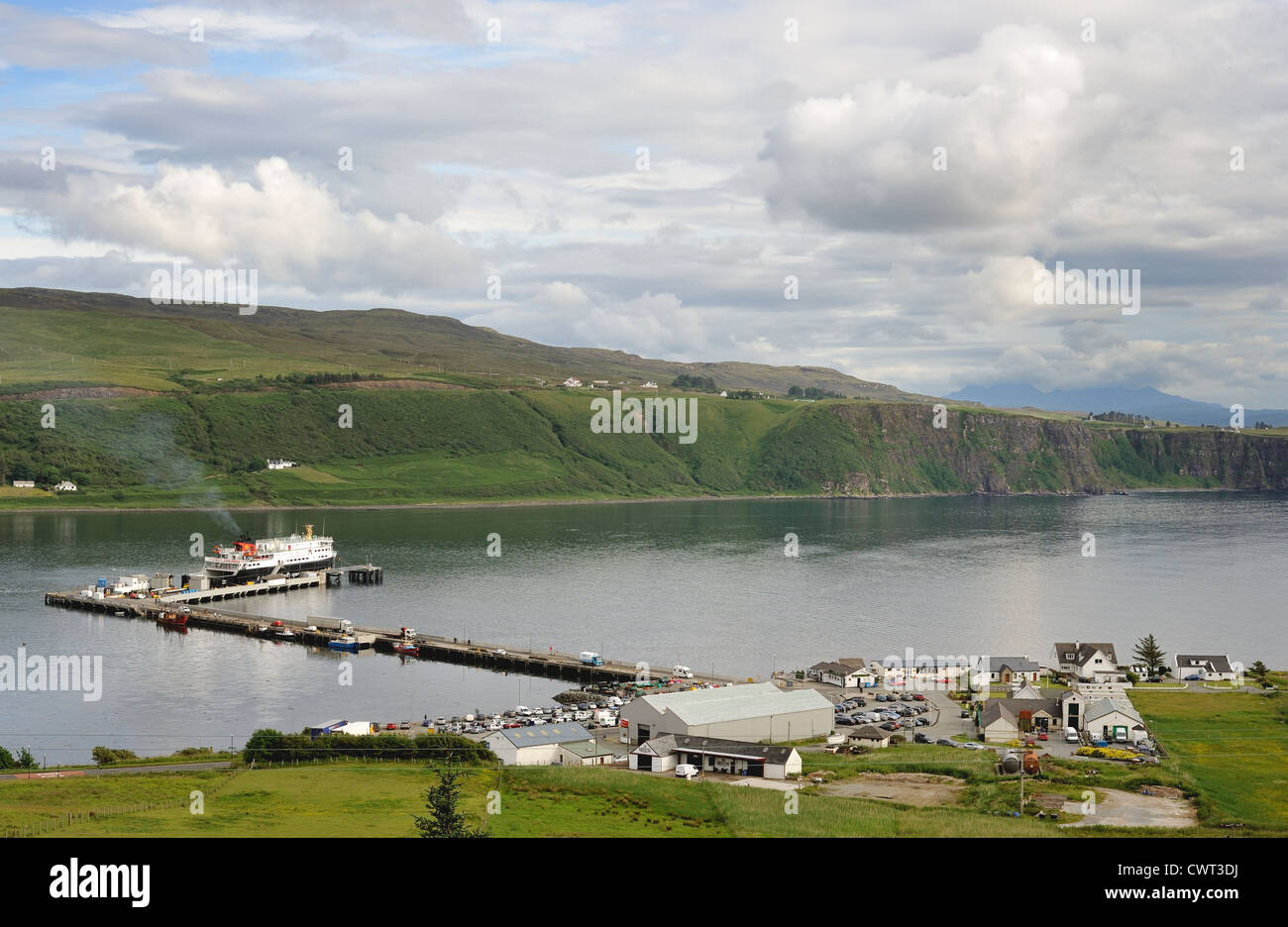 Servizi traghetto auto da Skye di North Uist nel porto di Uig Foto Stock