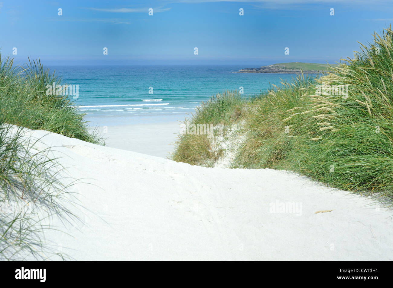 Vista attraverso machair attraverso white sandunes conduce ad una spiaggia deserta Foto Stock