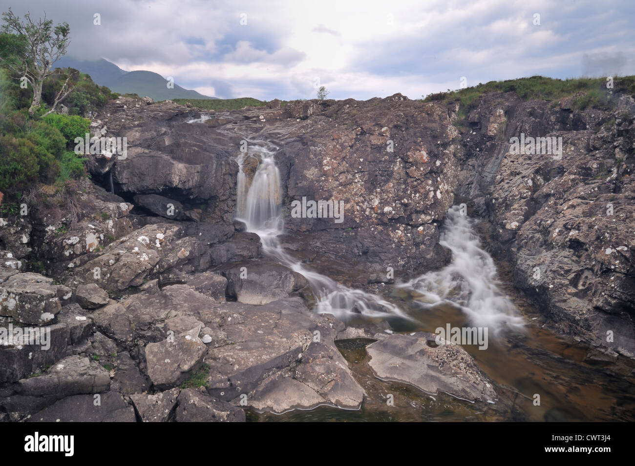 Cascata ai piedi delle montagne Culllin Foto Stock