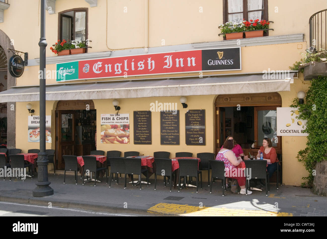 Inglesi all'estero i turisti britannici pub inglese inn a Sorrento Italia fry up bar Foto Stock